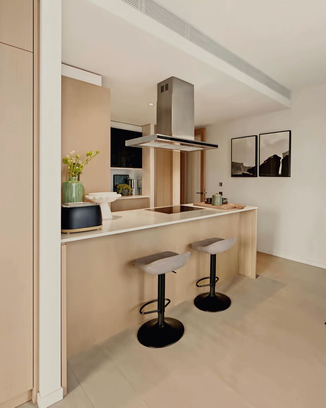 Kitchen with breakfast bar